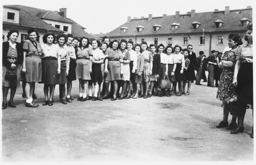 Bais Yaakov girls in Bergen Belsen (Zionist demonstration)